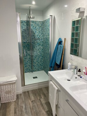 Dusj, hårføner, håndklær og toalettpapir