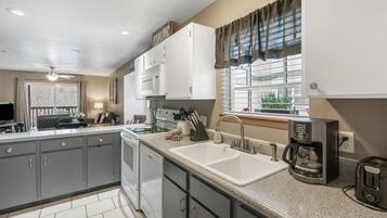 公寓客房, 多張床, 陽台, 山景 | 私人廚房 | 電冰箱、微波爐、烤箱、爐台