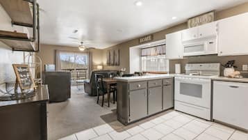 Condo, Multiple Beds, Balcony, Mountain View | Private kitchen | Fridge, microwave, oven, stovetop