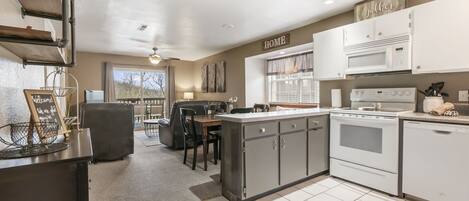 Condo, nhiều giường, ban công, quang cảnh núi | Bếp riêng | Tủ lạnh, lò vi sóng, lò nướng, bếp nấu