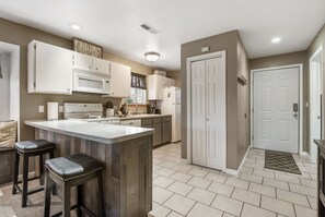 Condo, Multiple Beds, Balcony, Mountain View | Private kitchen | Fridge, microwave, oven, stovetop - Back Porch Escape (Branson)