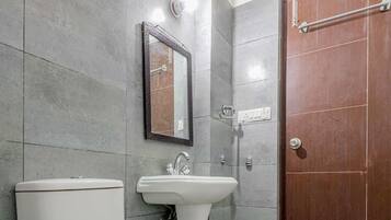 Un baño con inodoro, lavabo y espejo.