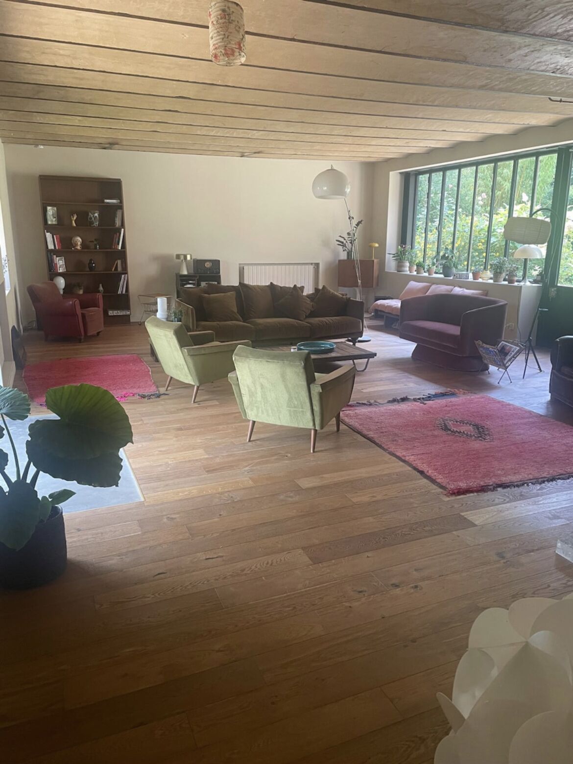 Smart TV, chimenea, futbolito y tenis de mesa 