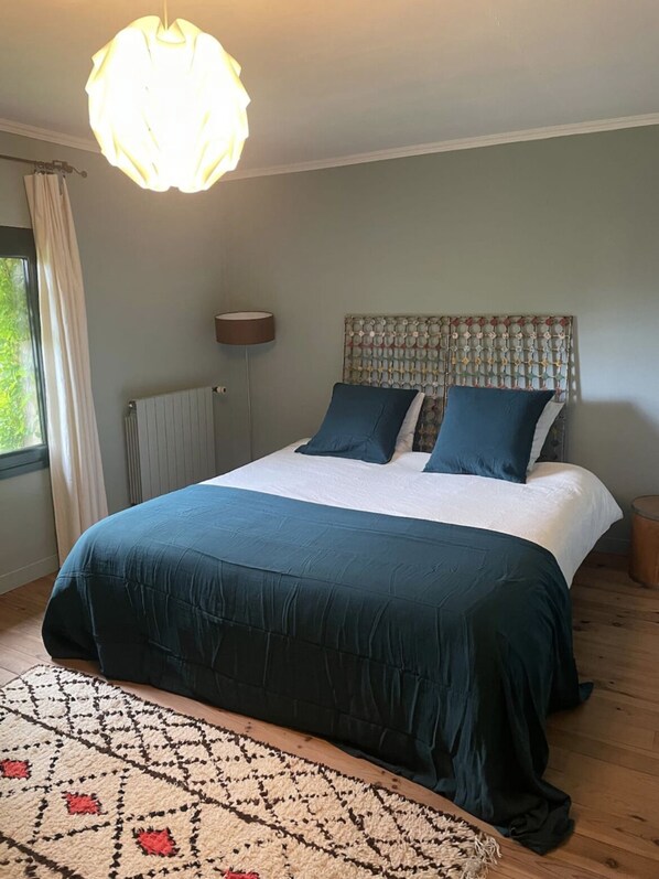 5 bedrooms, travel cot, free WiFi, bed sheets