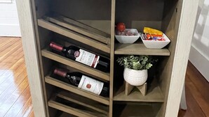 Un porte-bouteilles en bois contenant des bouteilles et une petite plante.