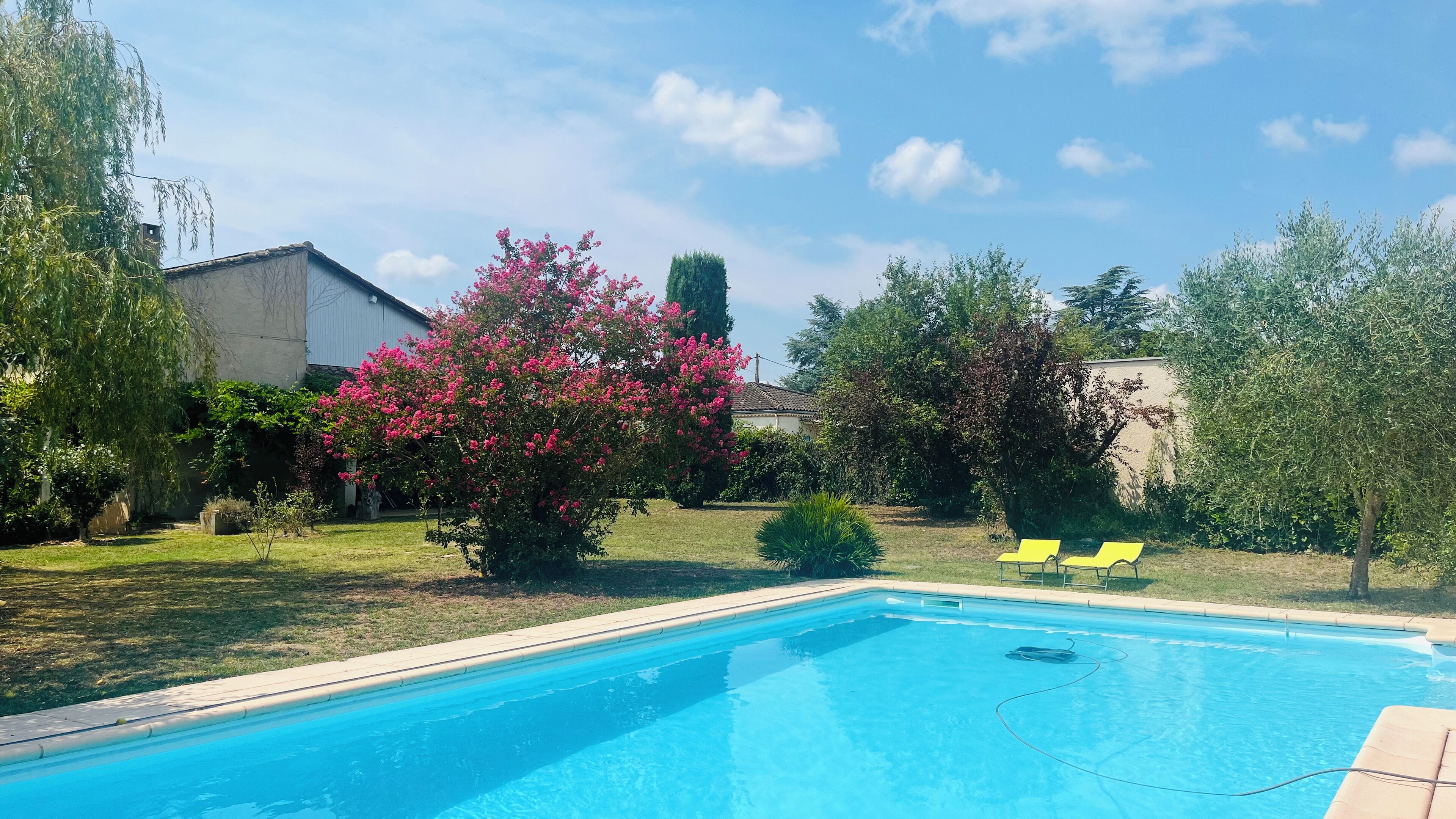 حمّام سباحة خارجي، حمّام سباحة مُدفَّأ