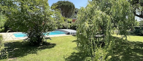 Alberca al aire libre y alberca climatizada