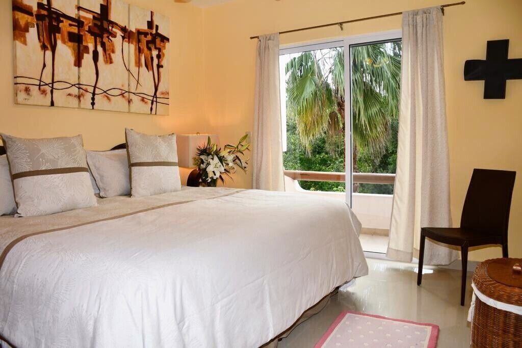 3 bedrooms, in-room safe, iron/ironing board, travel cot