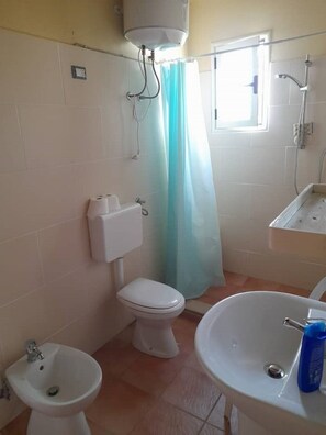 Shower, bidet - 1 Bedroom Apartment in Isola di Capo Rizzuto (Isola di Capo Rizzuto)