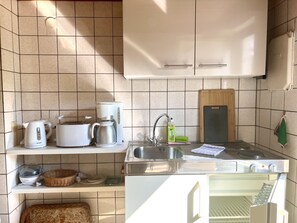 Kjøleskap, vannkoker, brødrister og kjøkkenutstyr