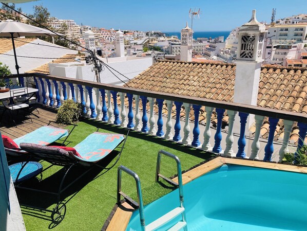 A rooftop pool with a view of the cityscape. - T1 Sunset View (Albufeira)