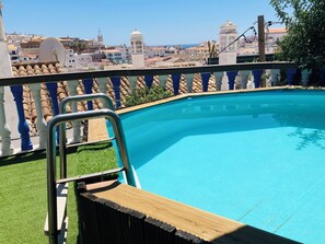 A rooftop swimming pool with a clear view of the cityscape in the background. - T1 Sunset View (Albufeira)