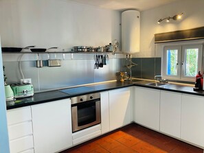 Kjøleskap, mikrobølgeovn, ovn og kokeplater