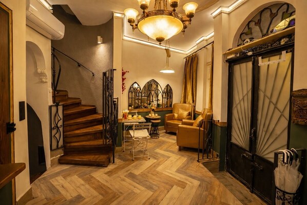 42-inch Smart TV with satellite channels, TV, Netflix - The House Company (Istanbul)