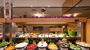 Un bufé con diversos alimentos y un elemento decorativo central.