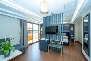 Familie suite, terras | Woonruimte | Een 50-inch lcd-televisie met satellietzenders en televisie