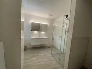 Haartrockner, Handtücher, Seife, Toilettenpapier