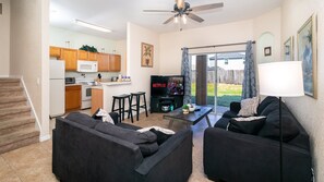 聯排別墅, 多張床, 庭院, 花園景觀 | 起居區 | 電視