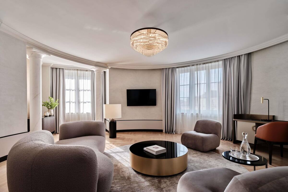 Phòng Suite, 1 giường cỡ king | Két bảo mật tại phòng, bàn, phòng cách âm 