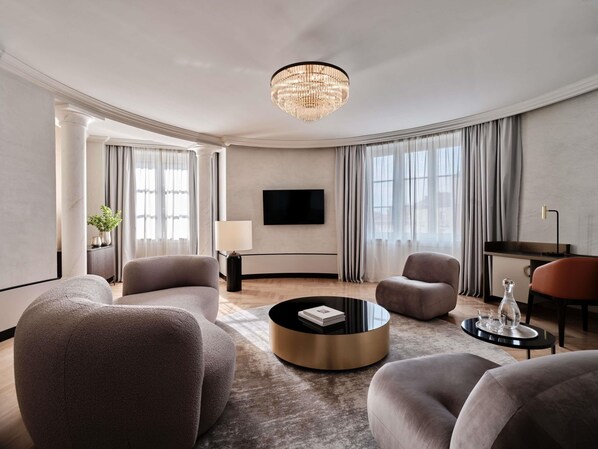 Suite, 1 King Bed | In-room safe, desk, soundproofing, free cribs/infant beds - The Crown Krakow Center - Handwritten Collection ACCOR (Kraków)