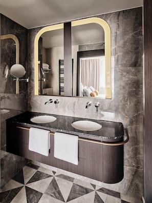 Chambre Classique, 1 trĂšs grand lit | Salle de bain