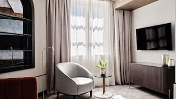 Suíte júnior, 1 cama King | Cofres nos quartos, escrivaninha, berços grátis, Wi-Fi de cortesia