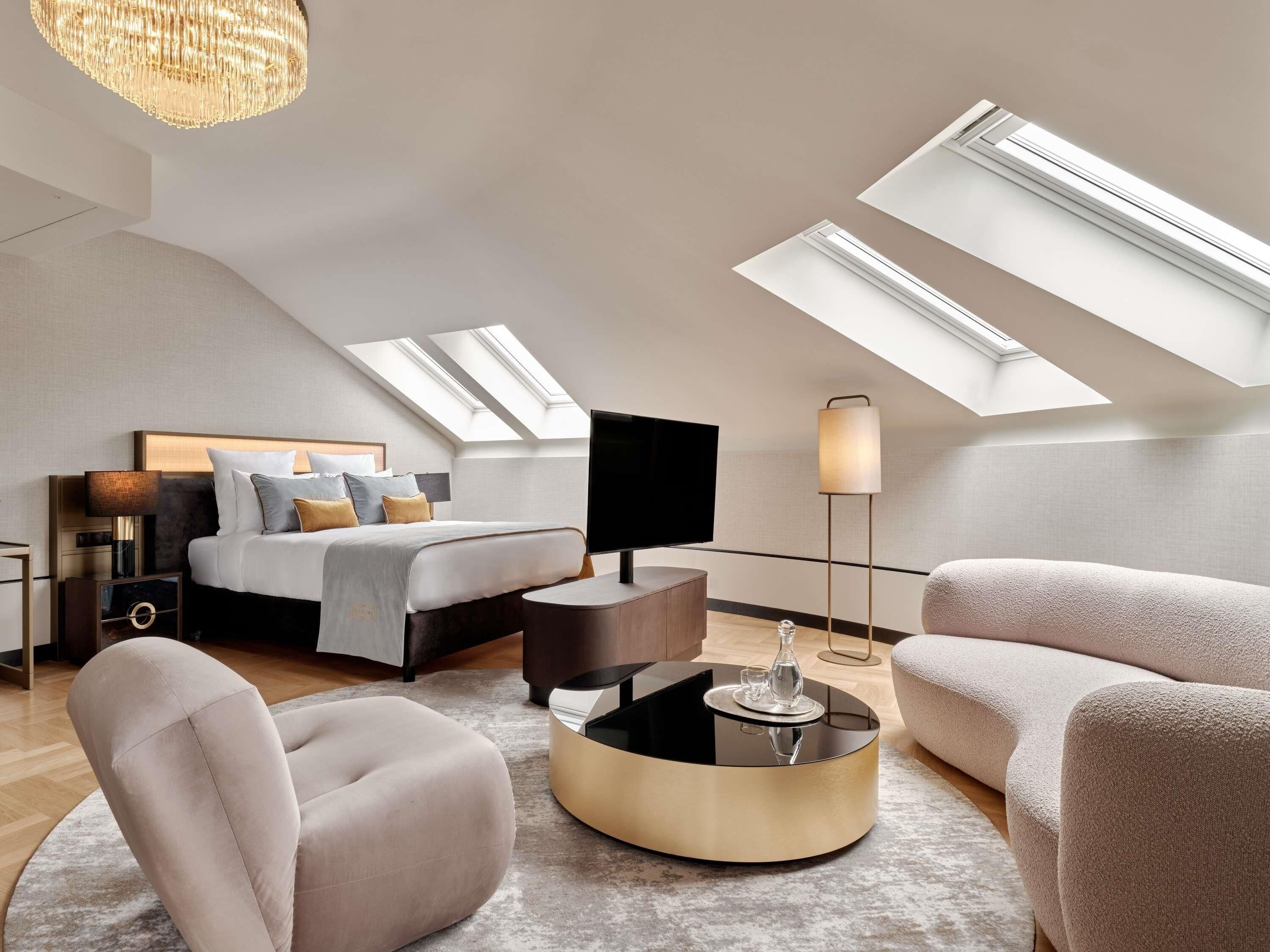 Junior Suite, 1 King Bed | In-room safe, desk, free cribs/infant beds, free WiFi