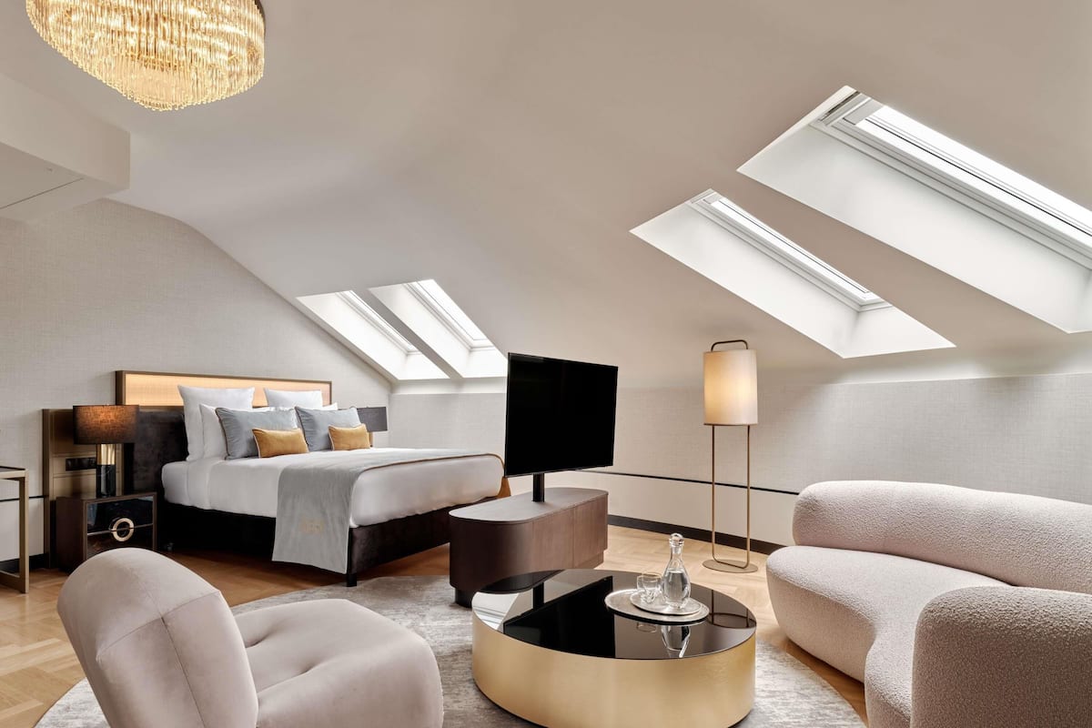 Suite Junior, 1 très grand lit | Coffres-forts dans les chambres, bureau, lits bébé (gratuits)