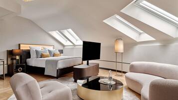Junior Suite, 1 King Bed | In-room safe, desk, free cribs/infant beds, free WiFi