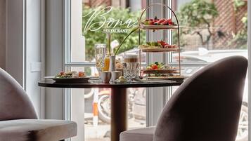 Dagelijks ontbijtbuffet (PLN 90 per persoon)