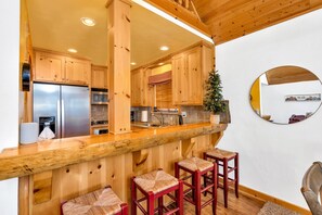 独立别墅, 多张床, 露台, 山景 | 私人厨房 | 冰箱、微波炉、烤箱、炉灶