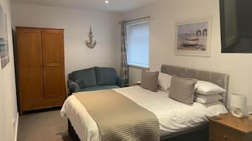 Espacio para trabajar con laptop y tabla de planchar con plancha