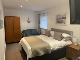 Laptop workspace, iron/ironing board, free WiFi