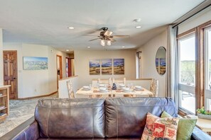 Älytelevisio, pöytätennispöytä, kirjoja, työhuone