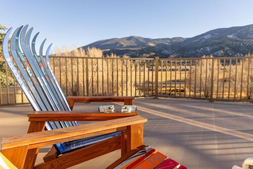 20 minutes to Monarch w/ Hot Tub & Game Room!