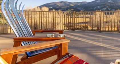 20 minutes to Monarch w/ Hot Tub & Game Room!