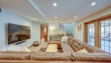 Smart-TV, Tischtennisplatte, Bücher, Arbeitsbereiche