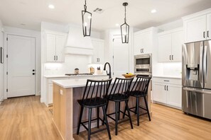 Fridge, microwave, oven, stovetop - Experience Utah at Desert Color (St George)