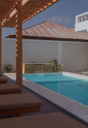 Una piscina al aire libre