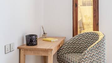 Comfort-Apartment | Schreibtisch, laptopgeeigneter Arbeitsplatz, kostenloses WLAN