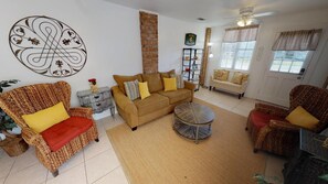 Smart TV - Cozy Beach Getaway, Great Location Close To The Pier (Tybee Island)