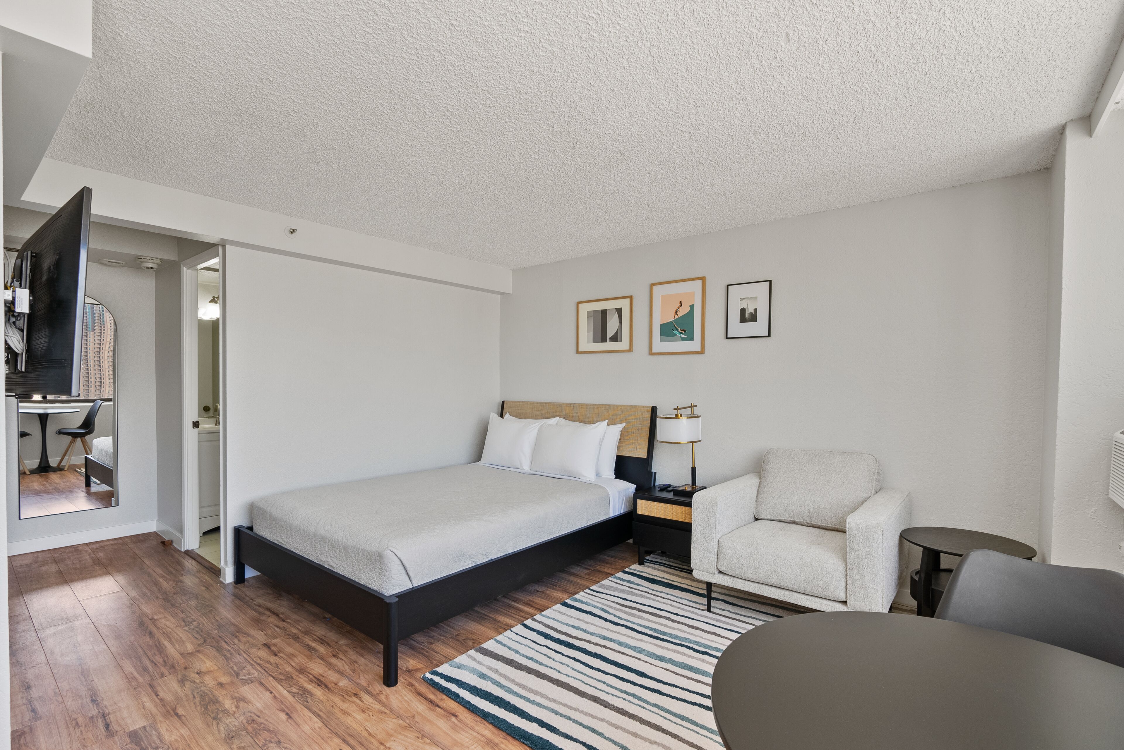 Partial Ocean View Waikiki Studio with AC, WiFi, Access to Pool & More!