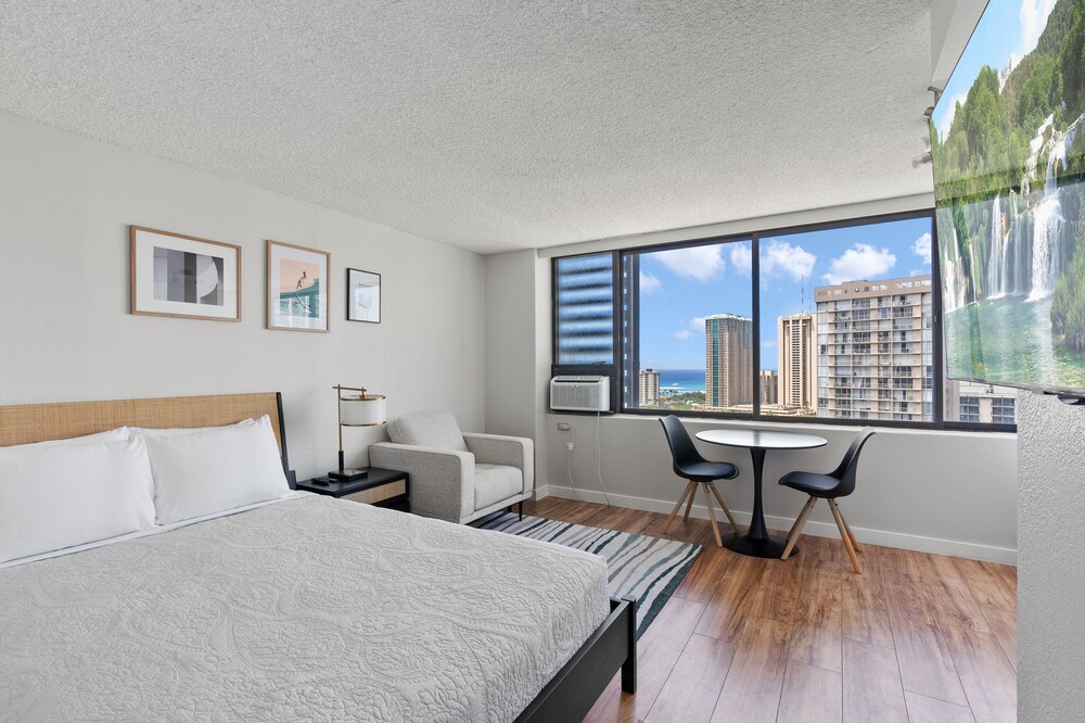 Partial Ocean View Waikiki Studio with AC, WiFi, Access to Pool & More!