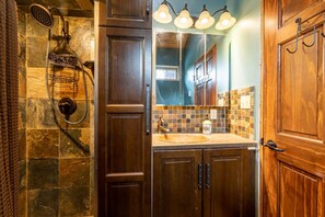 Towels, toilet paper - Cozy Cabin (Parson)