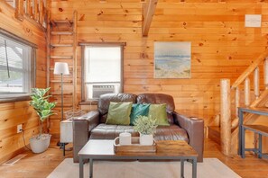TV - Cozy Lakeview Cabin, Pet Friendly, Near Wineries and Geneva-on-the-Lake (Ashtabula)
