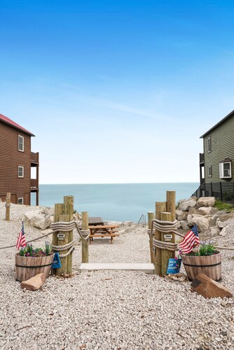 Cozy Lakeview Cabin, Pet Friendly, Near Wineries and Geneva-on-the-Lake