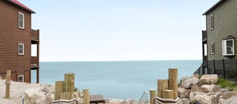 Cozy Lakeview Cabin, Pet Friendly, Near Wineries and Geneva-on-the-Lake