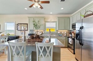 Coffee/tea maker, fridge, microwave, dishwasher - BELLA ROSSA - Beachfront - 3 Bedroom, Sleeps 11, right on the beach! (Caplen)