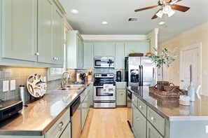 Coffee/tea maker, fridge, microwave, dishwasher - BELLA ROSSA - Beachfront - 3 Bedroom, Sleeps 11, right on the beach! (Caplen)