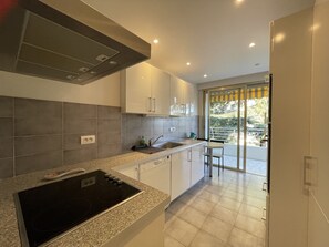 Kühlschrank, Mikrowelle, Ofen, Herdplatte